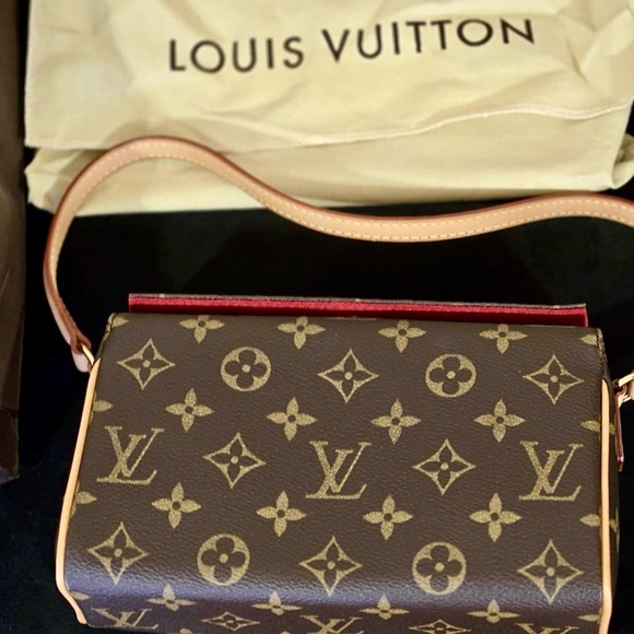 LOUIS VUITTON M51900 
Monogram Recital Hand Bag - Picture 1 of 13